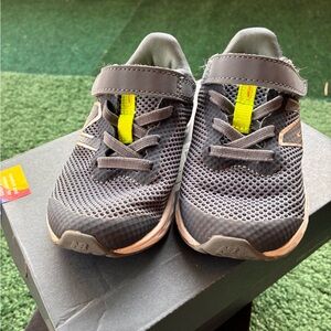 New Balance Fresh Foam Arishi V4 Kids Gray Sneakers with Lime Green Highlights.